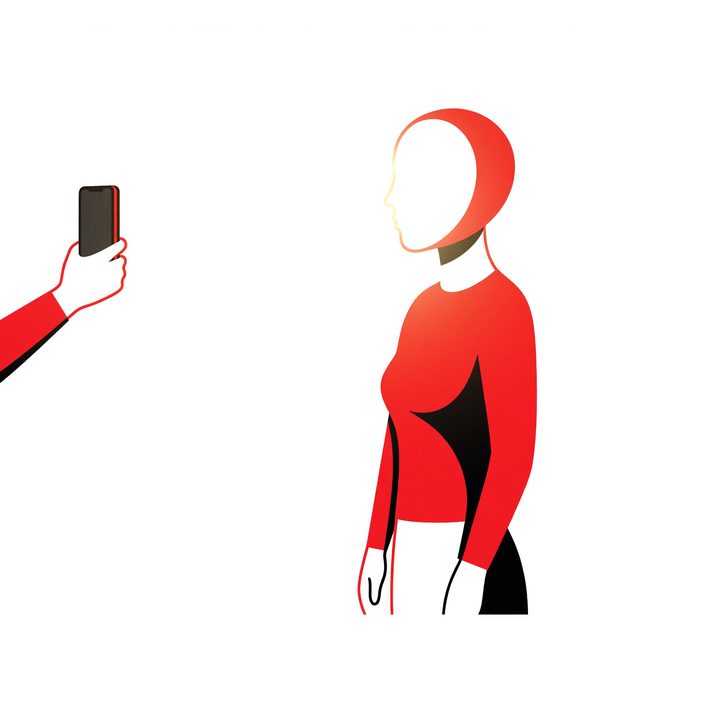 Eine zweite Person fotografiert mit dem Handy aus einigem Abstand